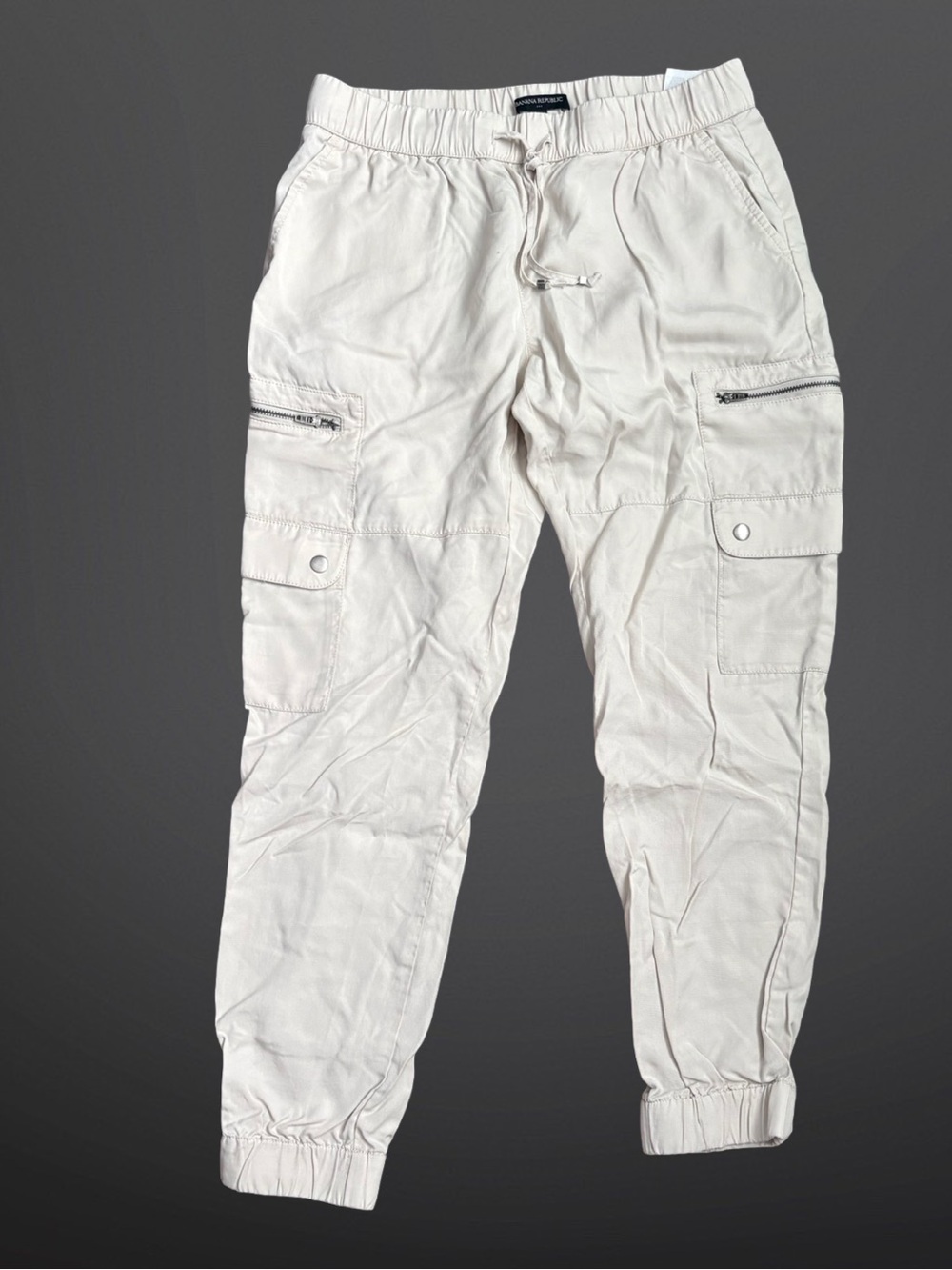 Banana Republic woman’s Lightweight Cargo Jogger Pants in Off-White Size Small